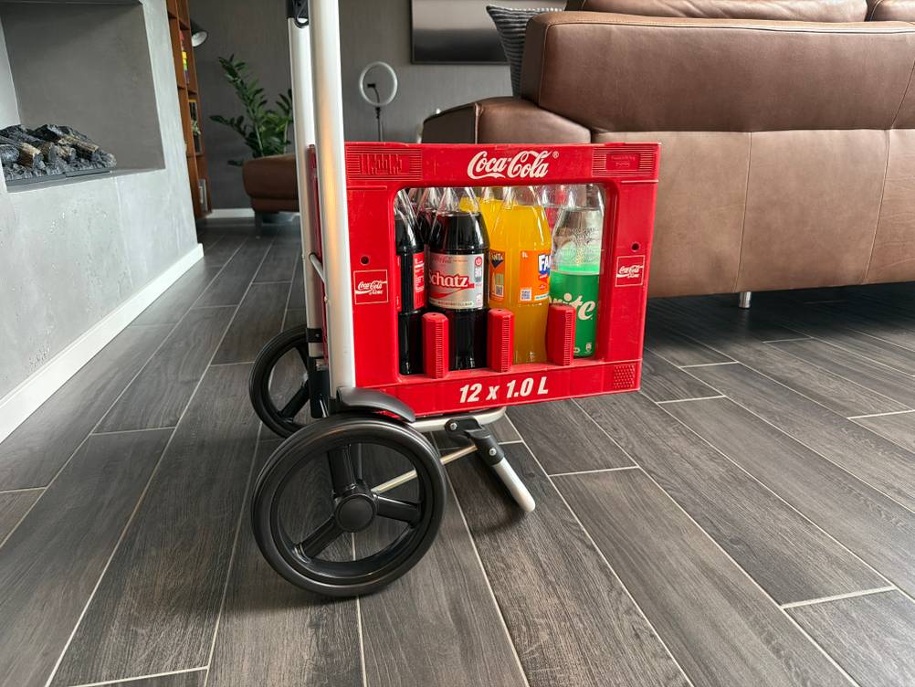 Auf dem Songmics KST02GY steht ein Kasten mit Getränken.