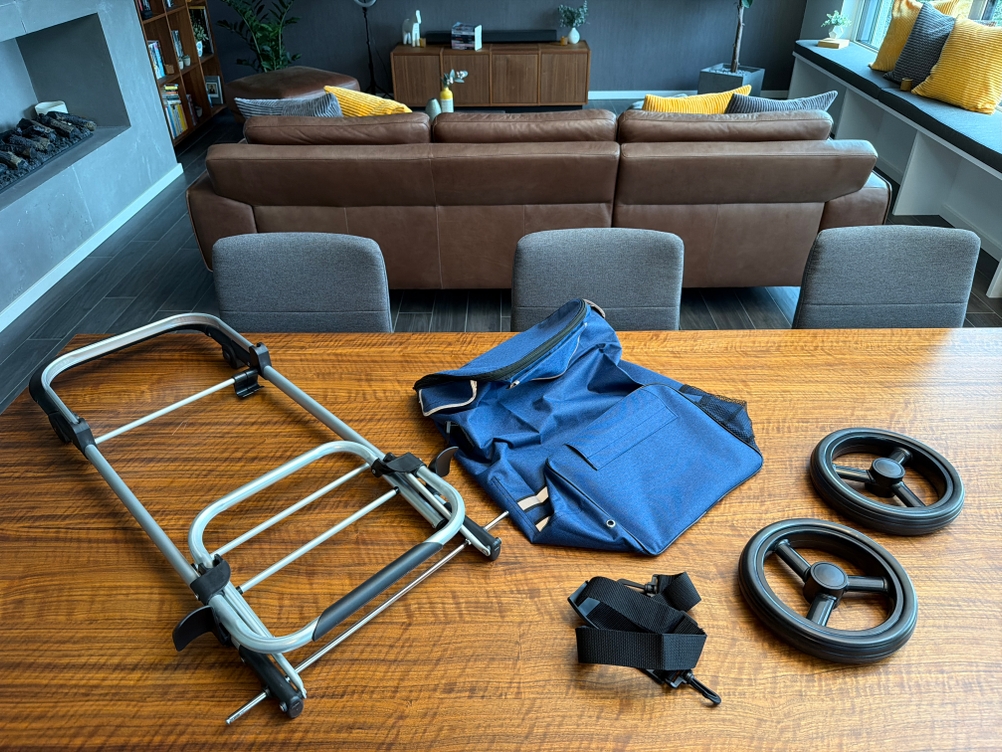 Der Lieferumfang des Songmics KST02GY liegt auf einem Tisch.