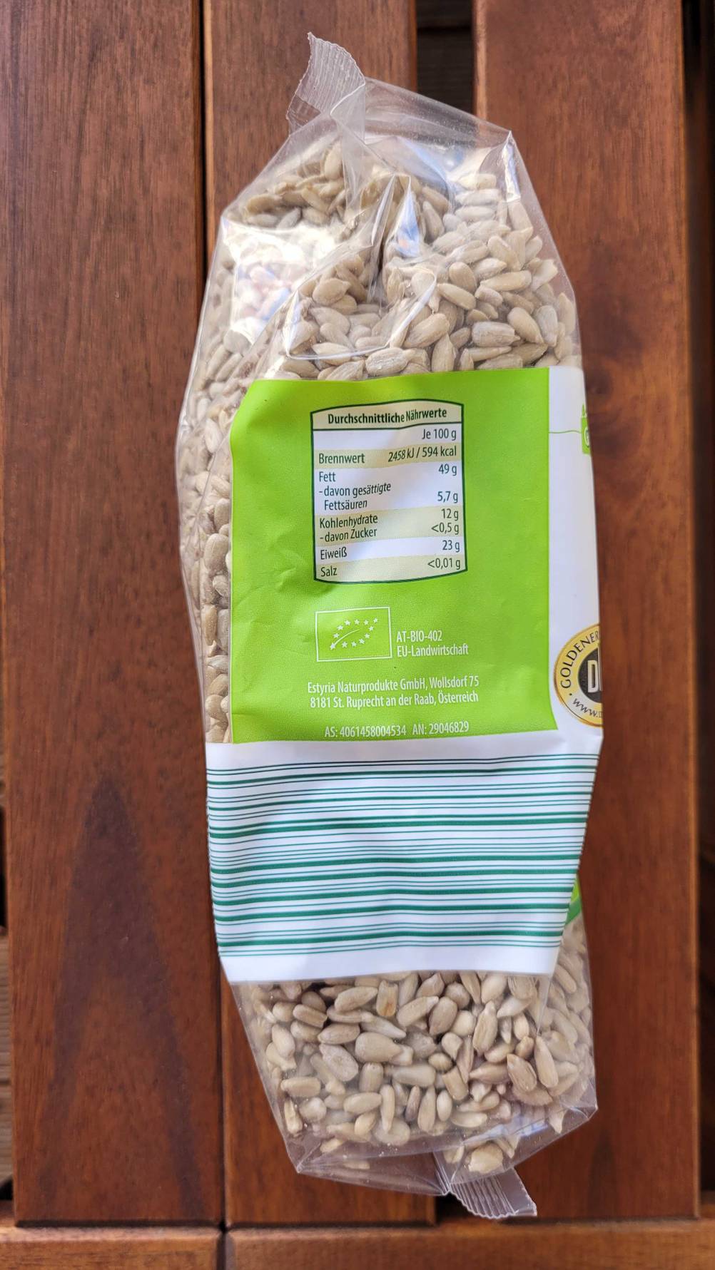 Seitenansicht einer Packung der getesteten geschälten Sonnenblumenkerne mit Nährwerten.