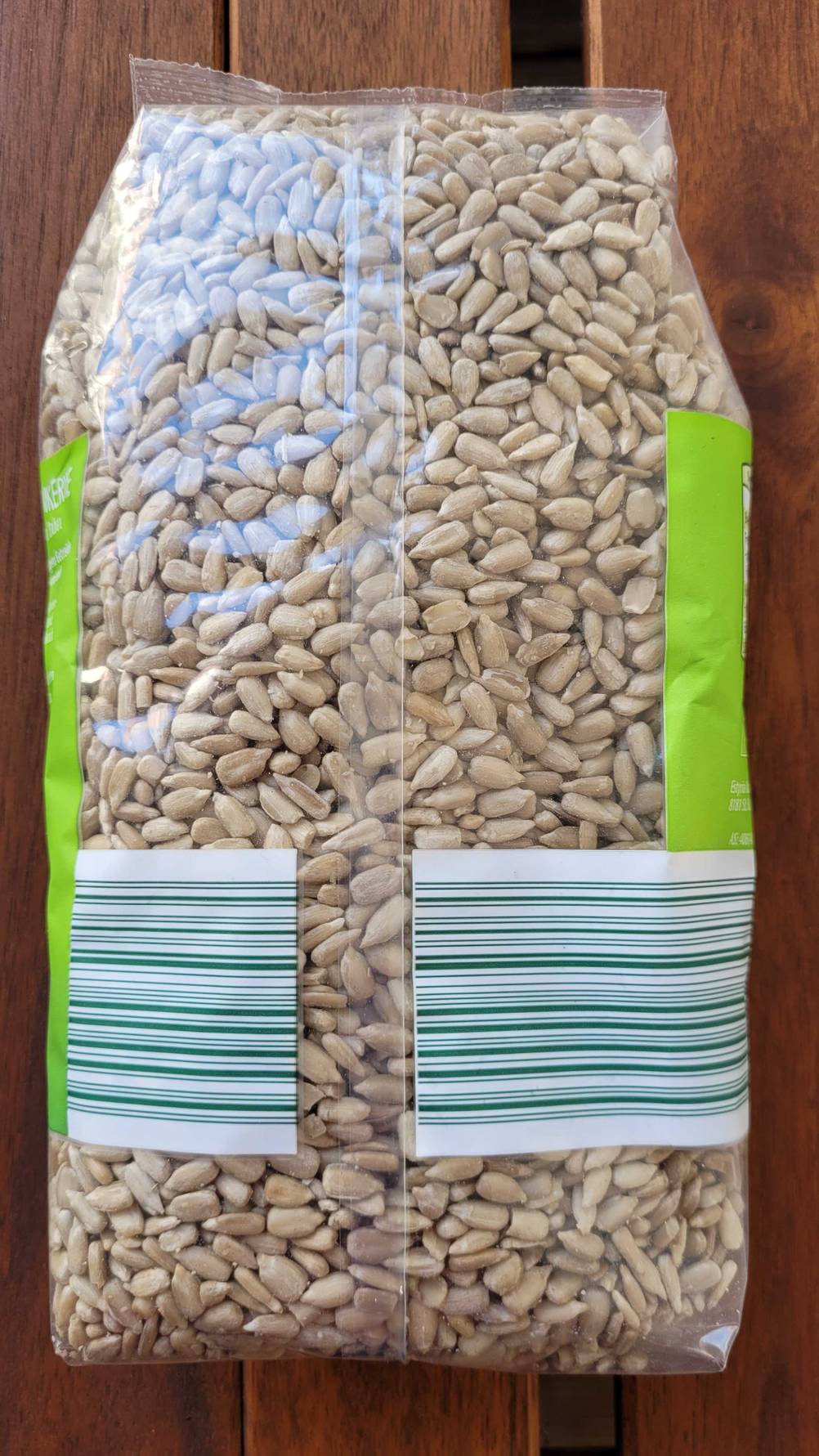 Rückseite einer Packung geschälter Sonnenblumenkerne im Test.