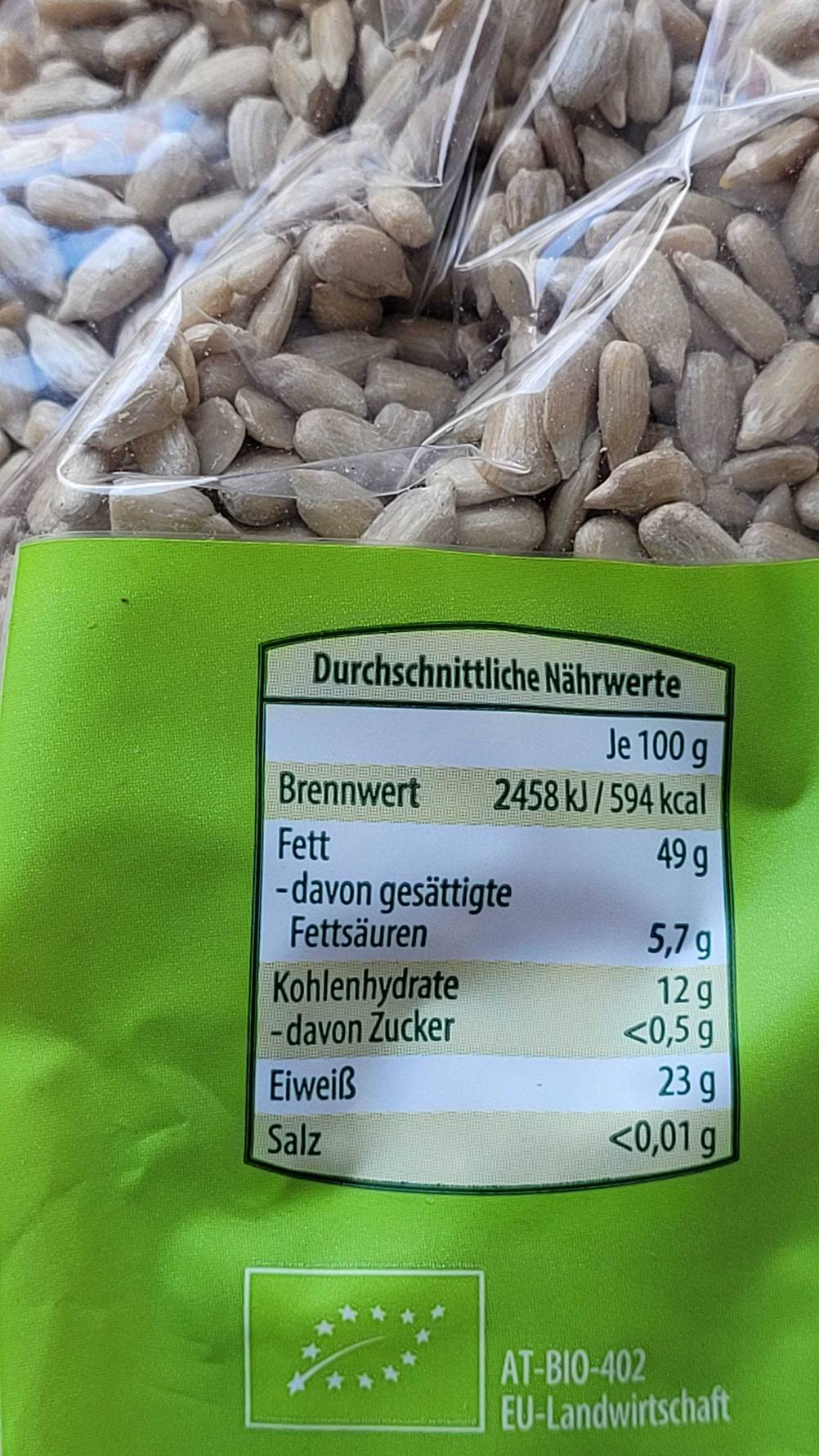 Geschälte Sonnenblumenkerne im Test: Nährwertangaben von einer Packung gefüllt mit geschälten Sonnenblumenkernen. 