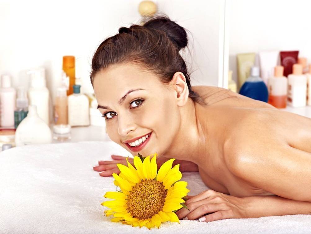 Bei der Hautpflege hat Sonnenblumenöl eine positive Wirkung.