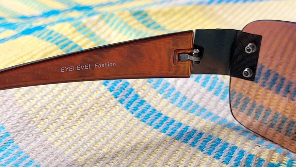 Nahaufnahme des Bügels einer Sonnenbrille.