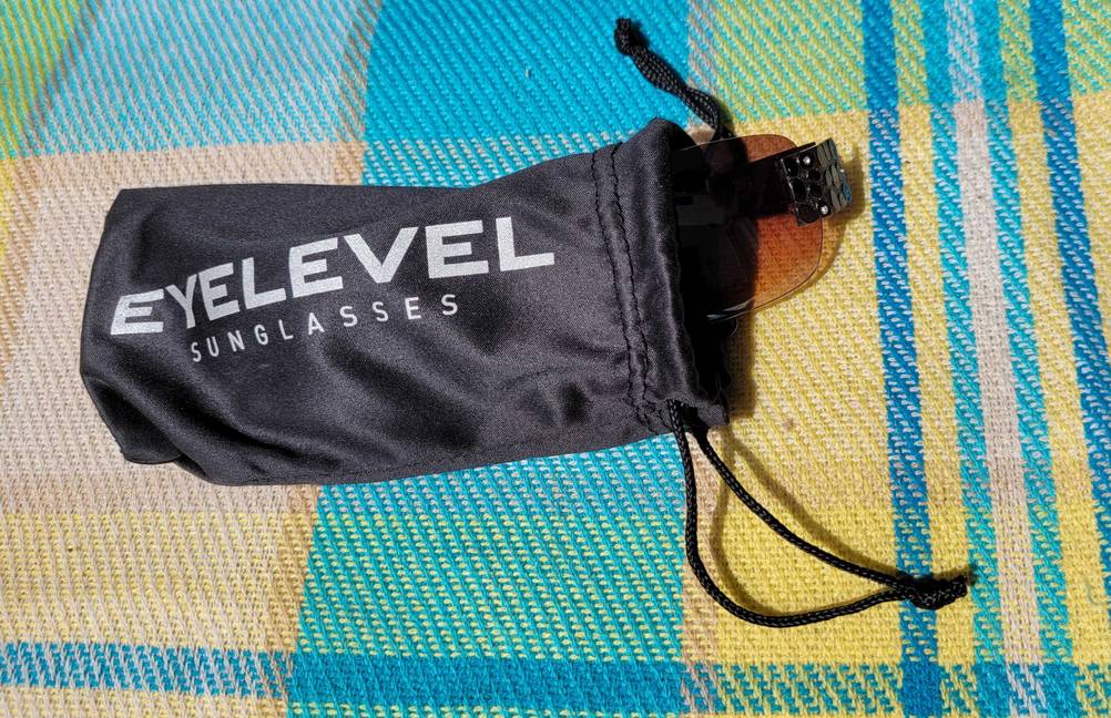 Sonnenbrille die aus einem Schutzbeutel herausragt.