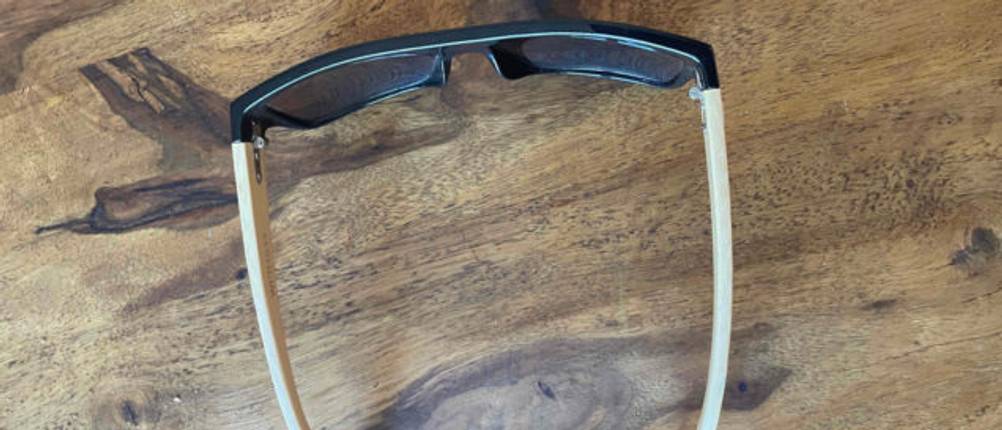 Moderne Herren Sonnenbrille auf einem Holz-Tisch