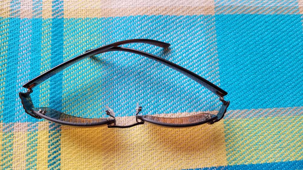 Damen-Sonnenbrille getestet: Eine Brille von oben auf einer bunten Tischdecke.