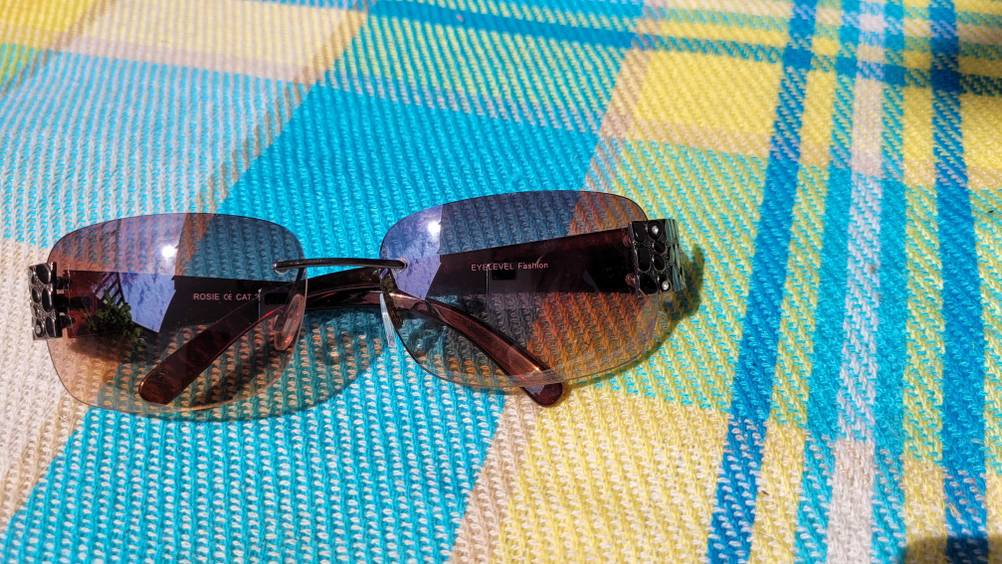 Eine getestete Damen-Sonnenbrille auf einer bunten Tischdecke.