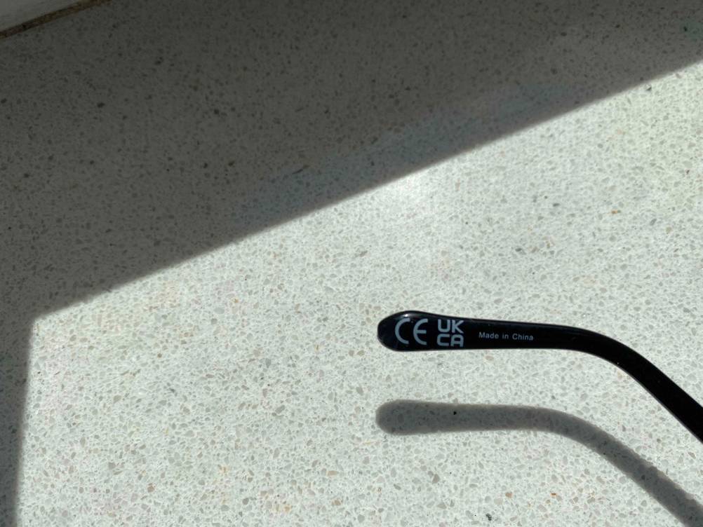 Herren-Sonnenbrille im Test: Nahaufnahme des Aufdrucks auf dem Brillenbügel.