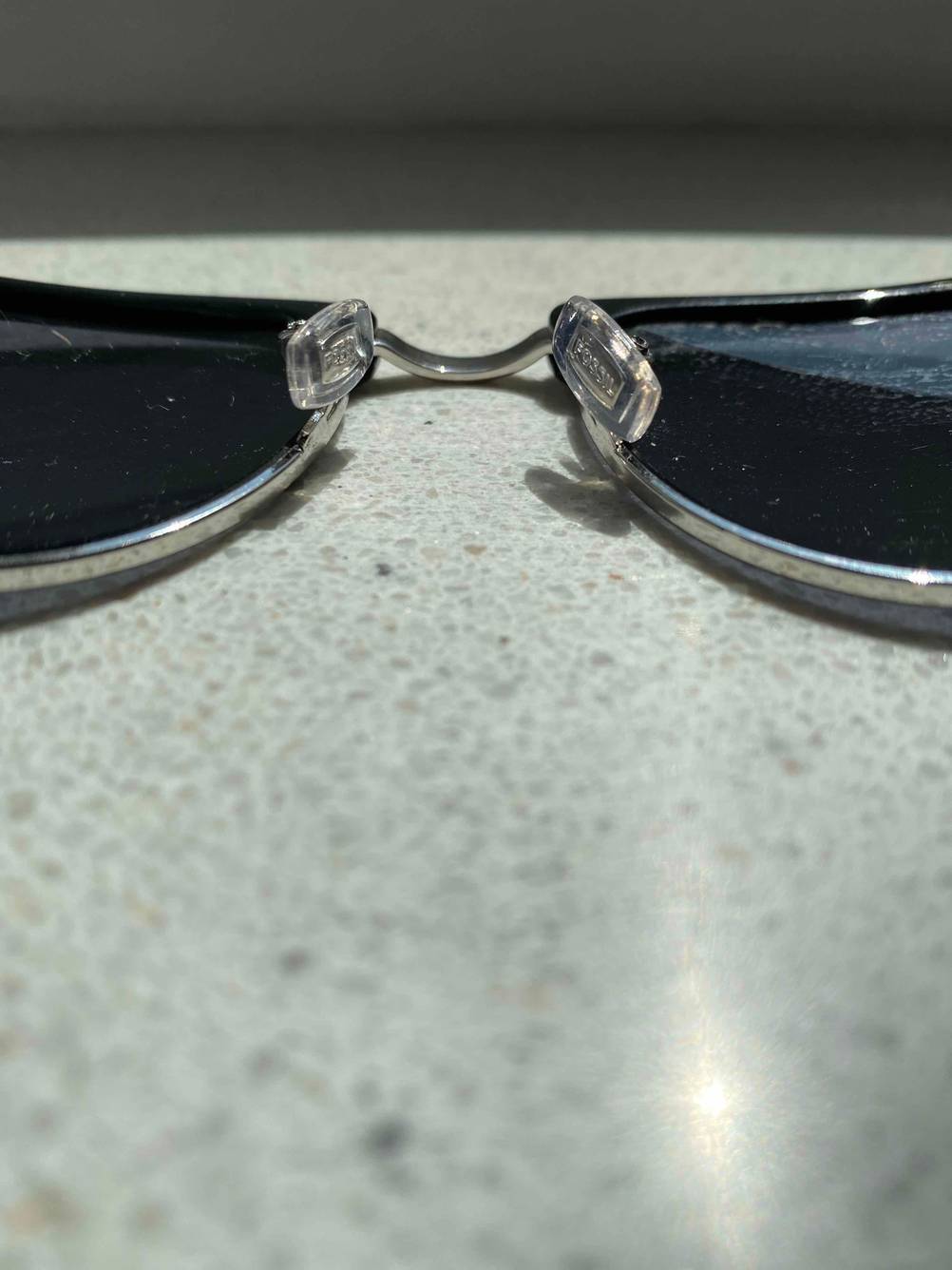 Im Test: Nahaufnahme der Nasenbügel einer Herren-Sonnenbrille.