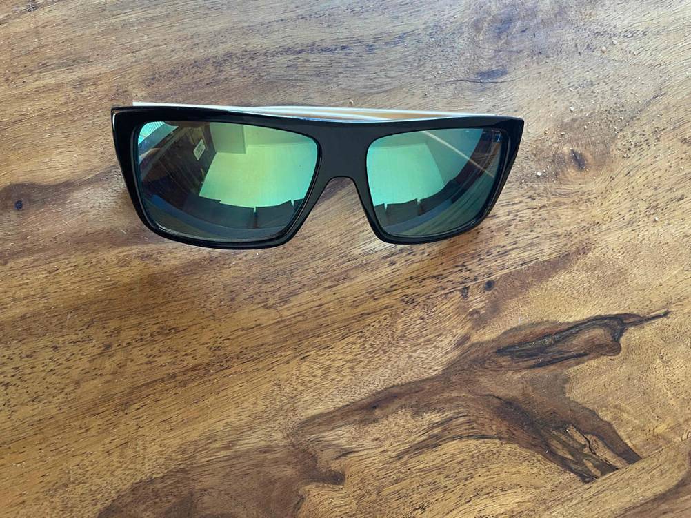 Herren-Sonnenbrille getestet: Ein Produkt mit verspiegelten Gläsern auf einem Holztisch.