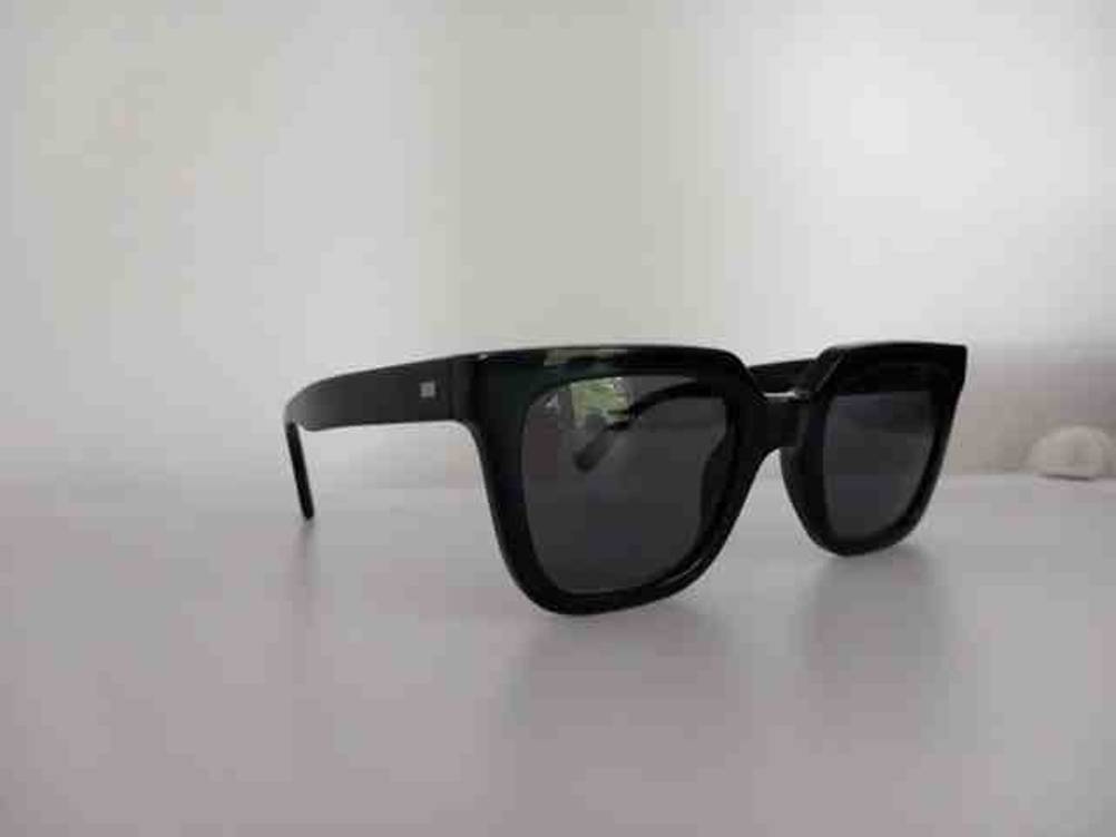 Eine schwarze Herren-Sonnenbrille im Test auf einer hellen Oberfläche.