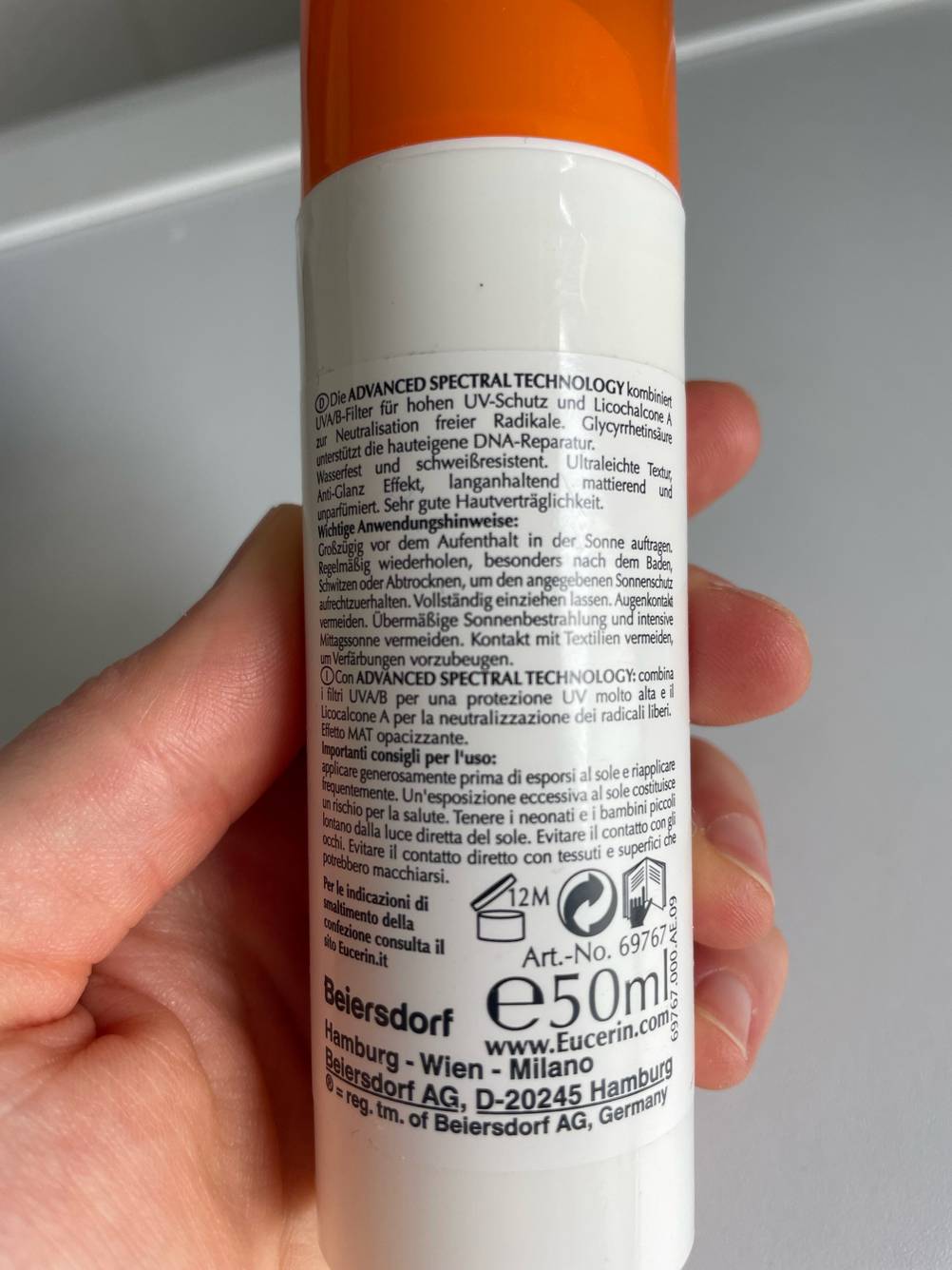 Sonnencreme für unreine Haut getestet: Nahaufnahme der Informationen auf der Rückseite der Verpackung.