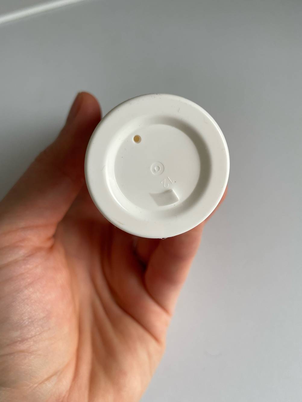 Boden der Verpackung der getesteten Sonnencreme für unreine Haut in Nahaufnahme.