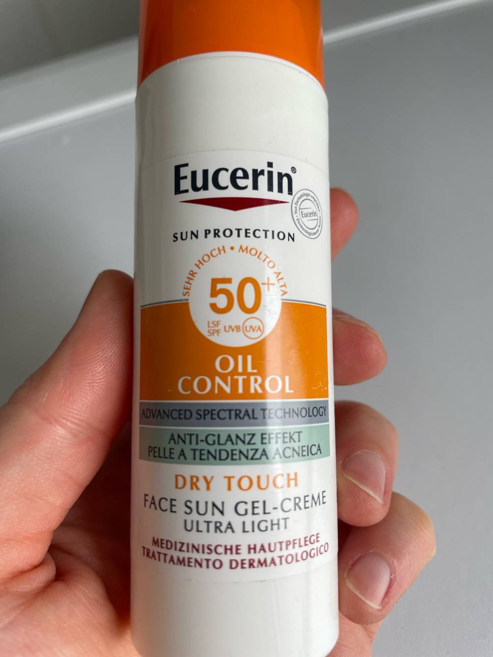 Nahaufnahme der Verpackung der Sonnencreme für unreine Haut im Test.