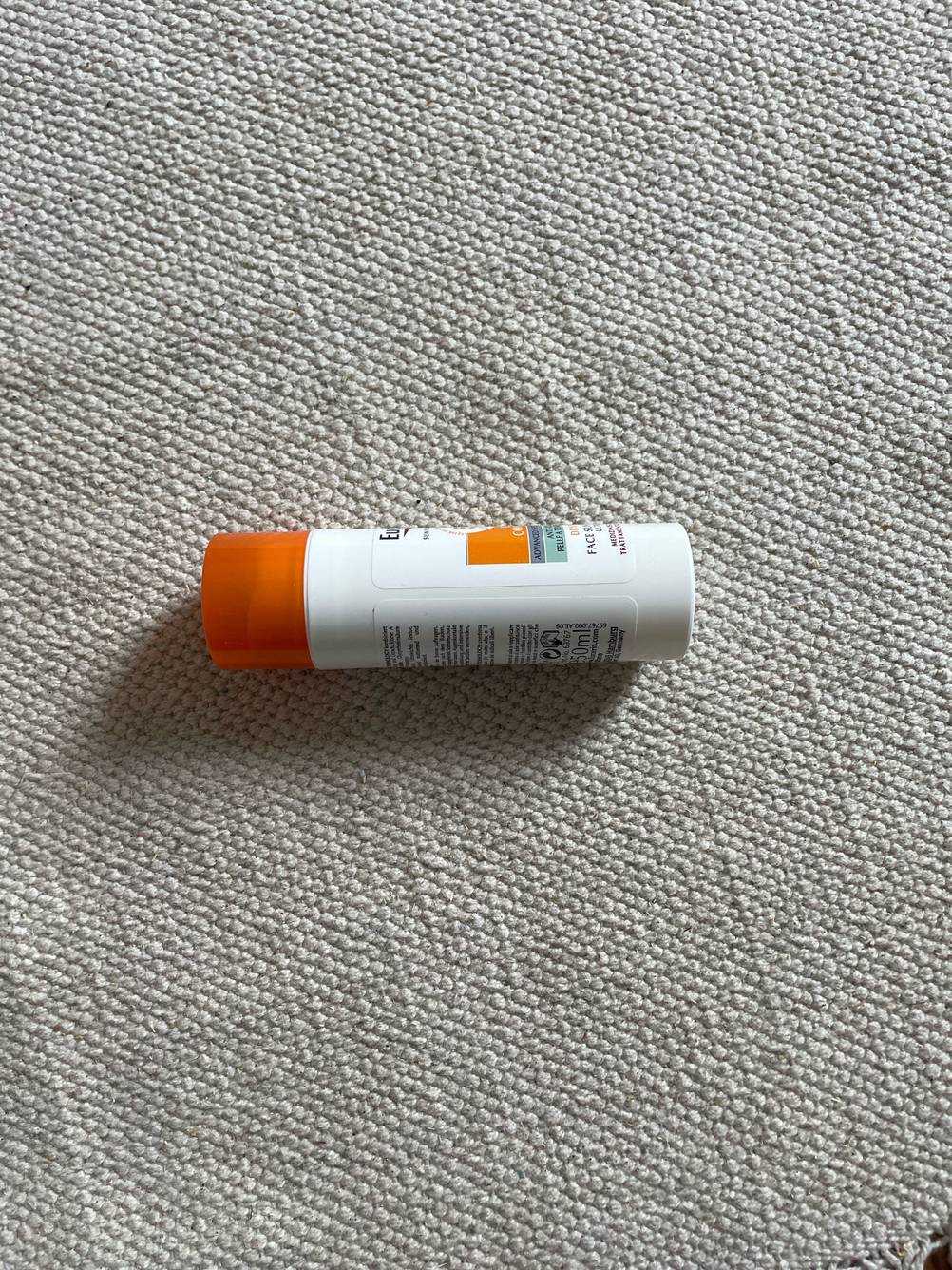 Sonnencreme für unreine Haut getestet: Eine Creme liegt auf einem Stoff.