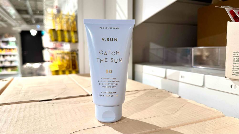 Eine Tube der getesteten Sonnencreme Gesicht 50 auf einem Karton stehend.