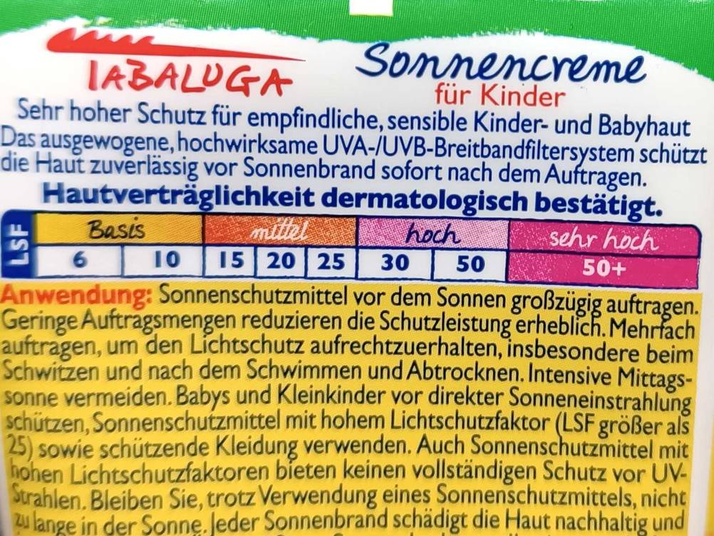 Nahaufnahme der Rückseite einer Tube Kinder-Sonnencreme im Test.