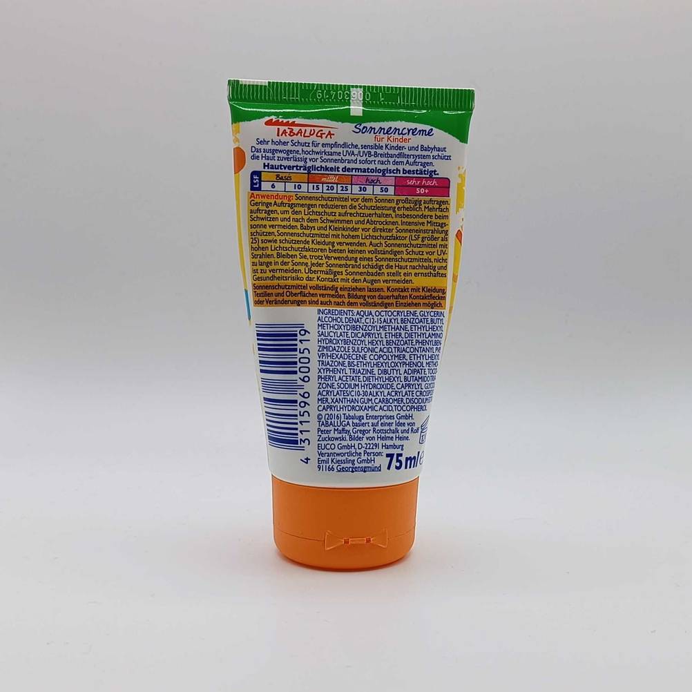 Im Test: Rückseite einer Kinder-Sonnencreme vor einer weißen Fläche.