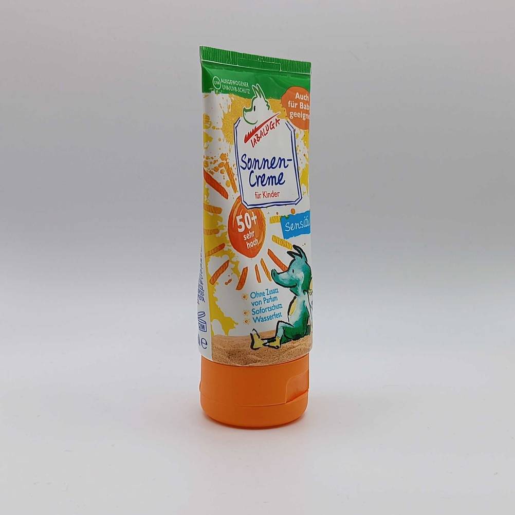 Eine Tube der getesteten Kinder-Sonnencreme von schräg seitlich auf einer hellen Fläche.