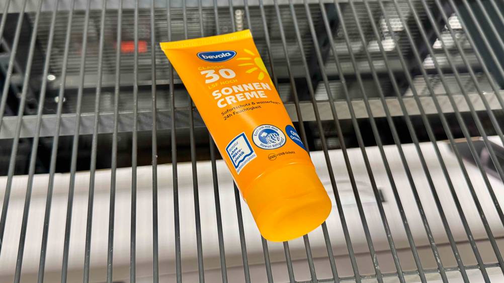Eine Tube der getesteten Sonnencreme mit LSF 30 liegt auf einem Gitter.