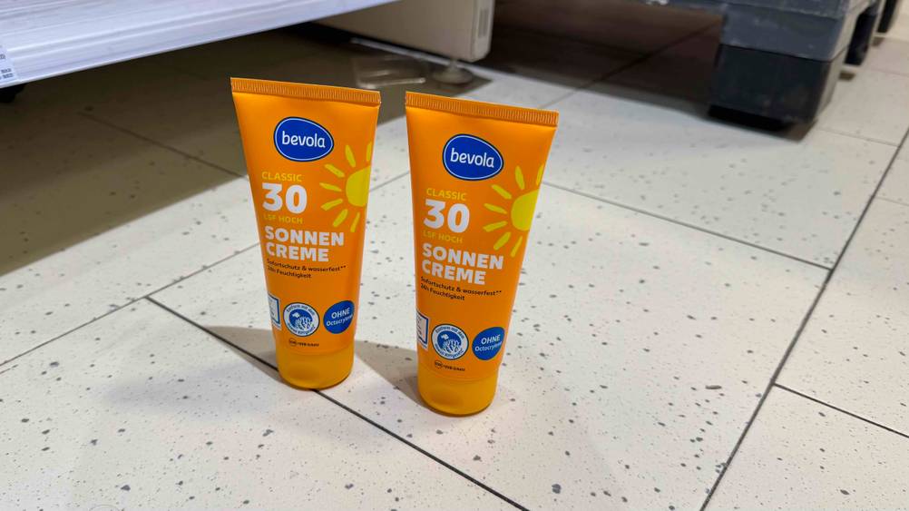 Sonnencreme mit LSF 30 getestet: Zwei Tuben nebeneinander auf einem hellen Fließenboden.
