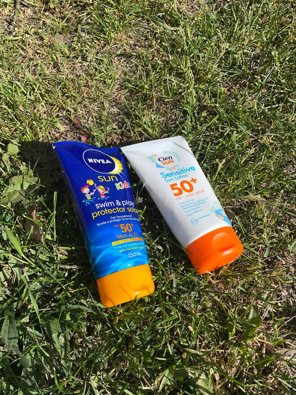 Eine Nivea-Sonnencreme und eine Cien-Sun-Sonnencreme mit LSF 50 nebeneinander.