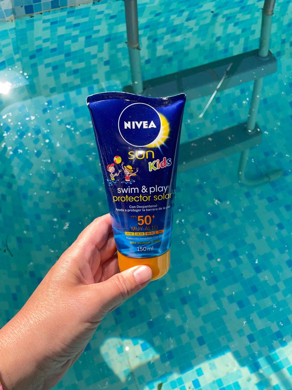 Nivea Kinder Sonnencreme LSF 50 mit Pool im Hintergrund