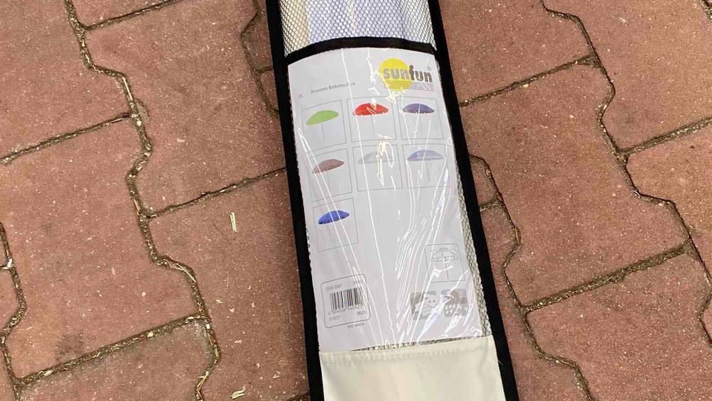 Sonnenschirm (200 cm) getestet: Nahaufnahme der Farbvarianten auf der Verpackung.
