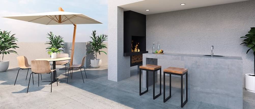 Getesteter Sonnenschirm aus Holz: Ein heller Sonnenschirm steht auf einer modernen Terrasse mit Bar und Barhockern.