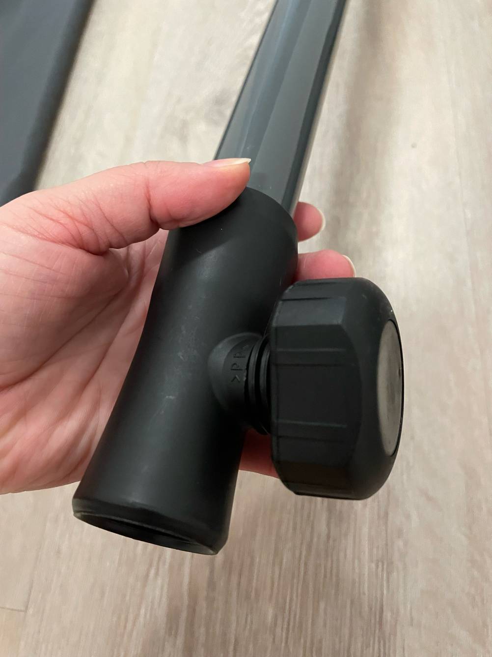 Eine Hand hält ein Verbindungsstück eines getesteten Sonnenschirm knickbar.