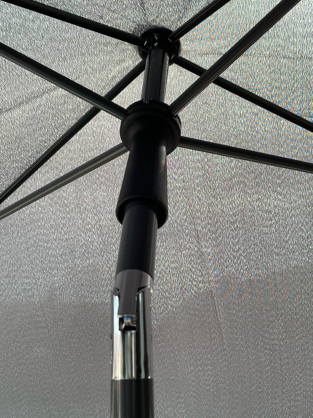 Sonnenschirm knickbar im Test: Detailansicht des geknickten Gestänges.
