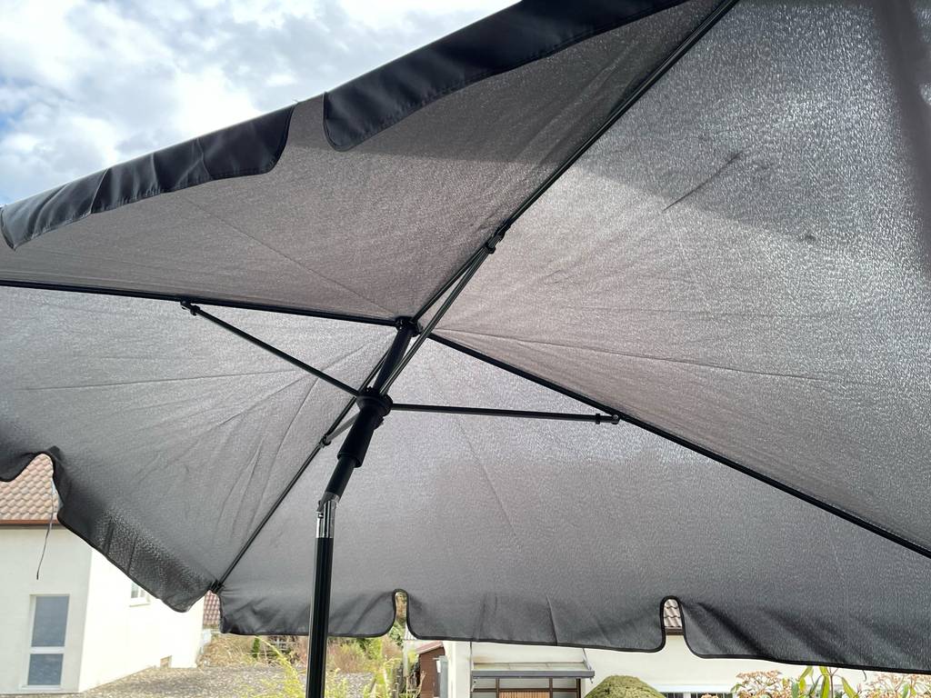 Ein knickbarer Sonnenschirm ist zum testen aufgespannt.