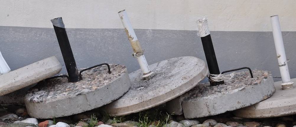 Ständer für Sonnenschirme aus Beton mit einer Stahlfassung im Test.