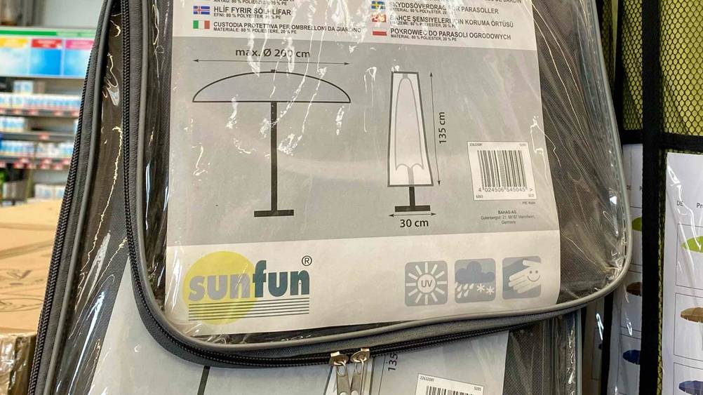 Sonnenschirm-Schutzhülle getestet: Nahaufnahme der Infografiken auf der Verpackung.
