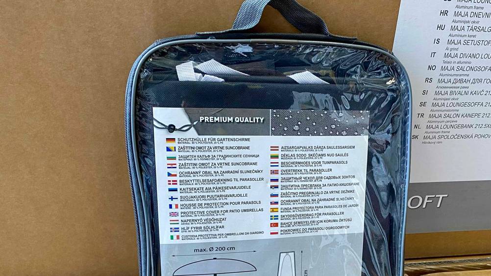 Nahaufnahme des Labels einer Verpackung der getesteten Sonnenschirm-Schutzhülle mit Informationen.