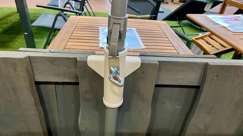 Ein getesteter Sonnenschirmhalter für Balkongeländer befindet sich als Ausstellungsstück in einem Bauhaus. 