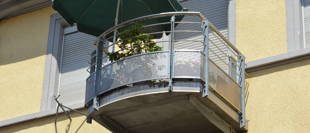 Sonnenschirmhalterung für den Balkon