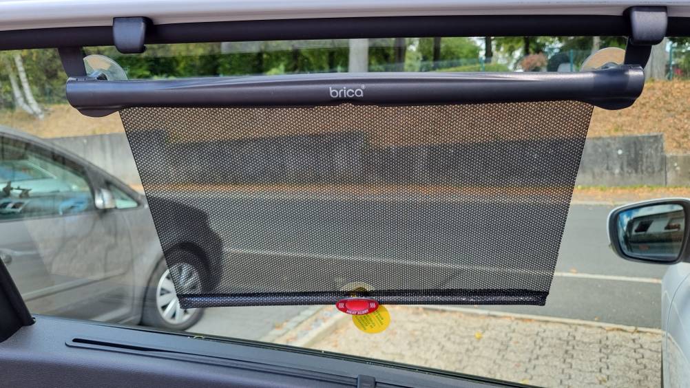 Auto-Sonnenschutz im Test: Ausziehbares Modell am Autofenster befestigt