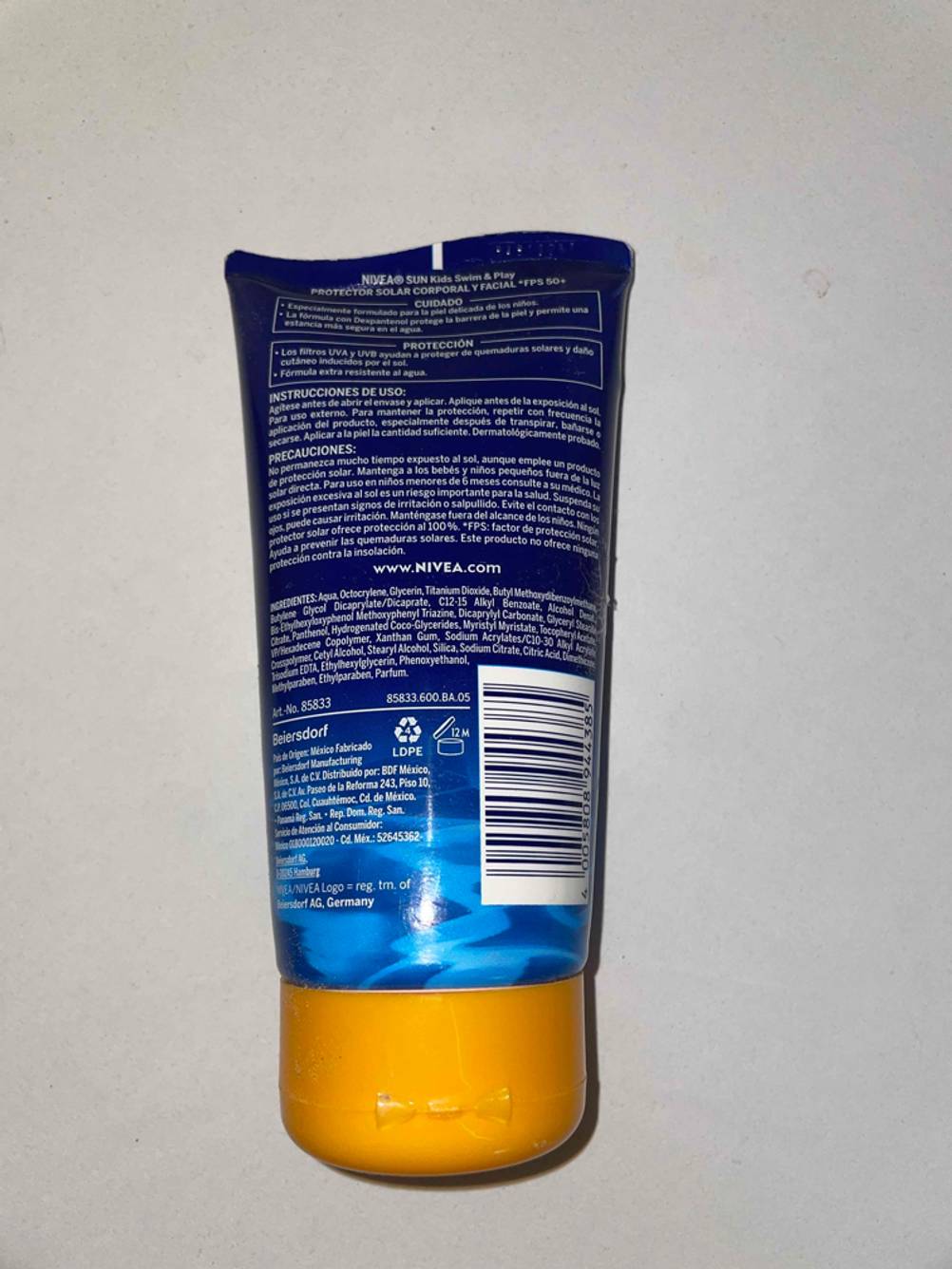 Ein Sonnenschutzmittel im Test: Rückseite von einer Sonnencreme mit Inhaltsstoffangaben. 