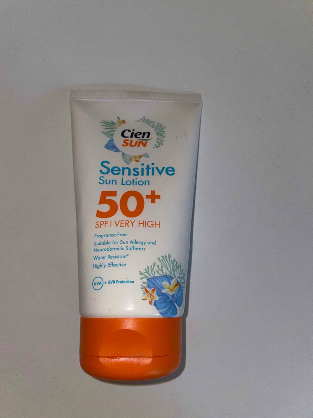 Ein getestetes Sonnenschutzmittel mit LSF 50 liegt auf dem Boden. 