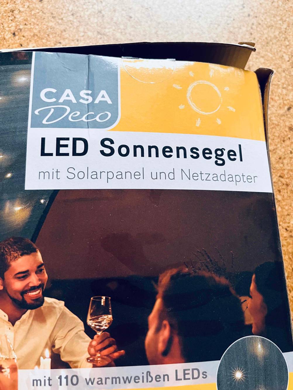 Nahaufnahme des Logos und der Produktbezeichnung eines getesteten Sonnensegels.