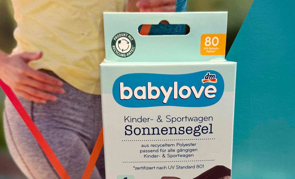 Sonnensegeln für Kinderwagen im Test: Nahaufnahme der Verpackung mit Logo und Artikelbezeichnung.