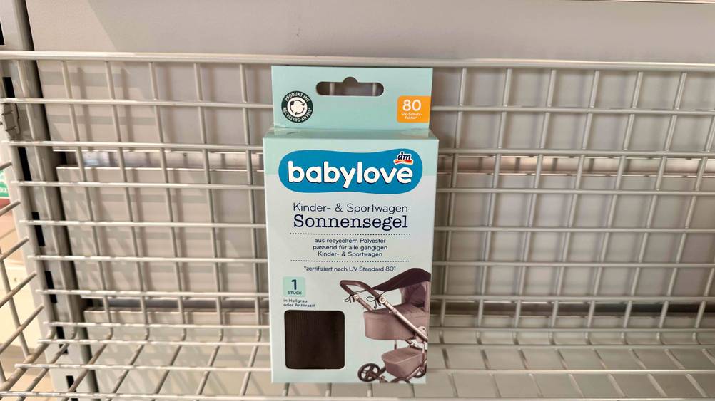 Ein getestetes Sonnensegeln für Kinderwagen in einem Gitterkorb.