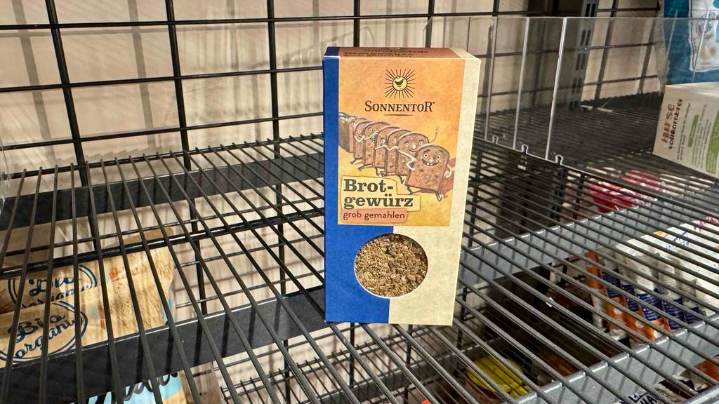 Brotgewürz getestet: Eine Packung steht schräg in einem Gitterregal.