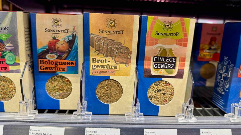 Brotgewürz im Test: Mehrere Packungen stehen zwischen anderen Gewürzen in einem Regal.