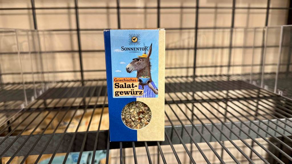Sonnentor-Gewürze getestet: Eine Packung Salat-Gewürz steht in einem Gitterregal.