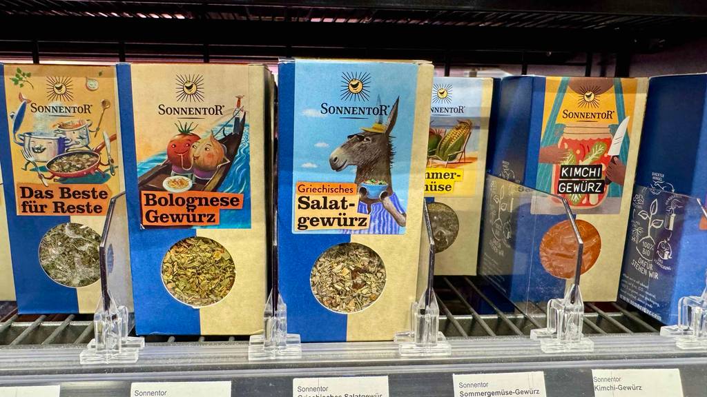Sonnentor-Gewürze im Test: Mehrere Packungen unterschiedlicher Mischungen stehen in einem Regal.