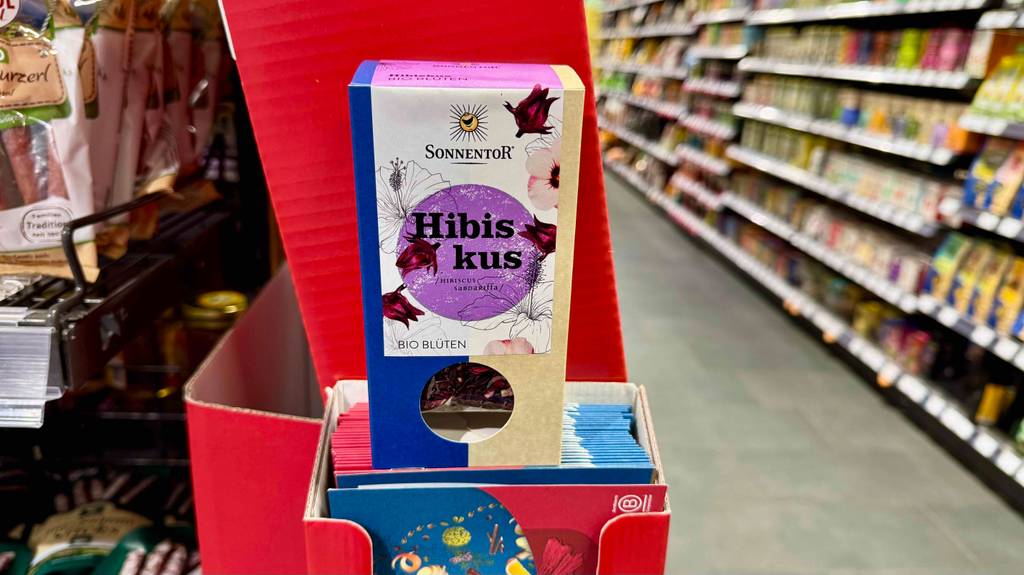 Hibiskustee-Test: Eine Verpackung mit losem Tee steht vor einem Verkaufsregal.