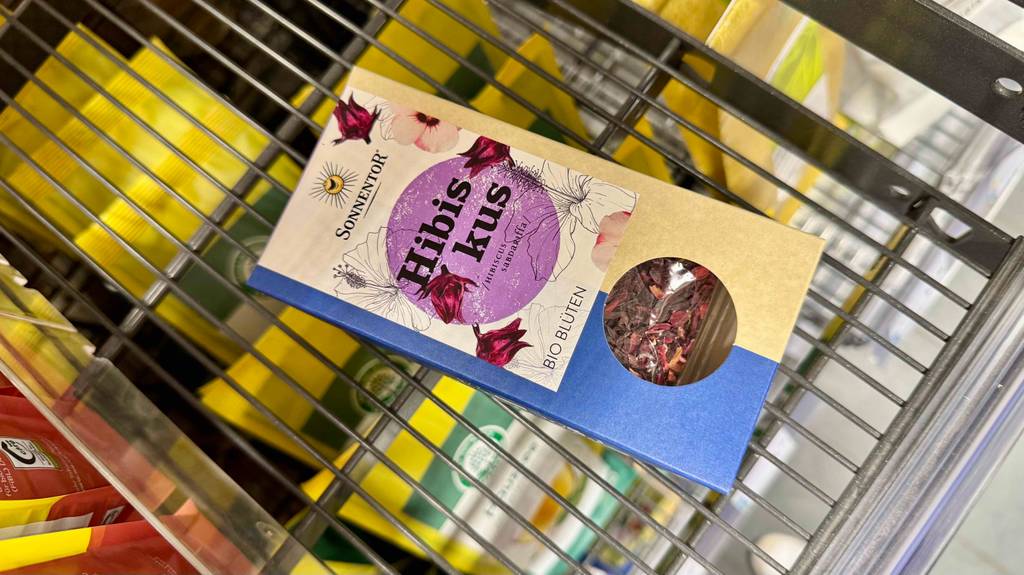 Getestet: Hibiskustee in der Verpackung mit losem Tee liegt in einem Einkaufskorb.