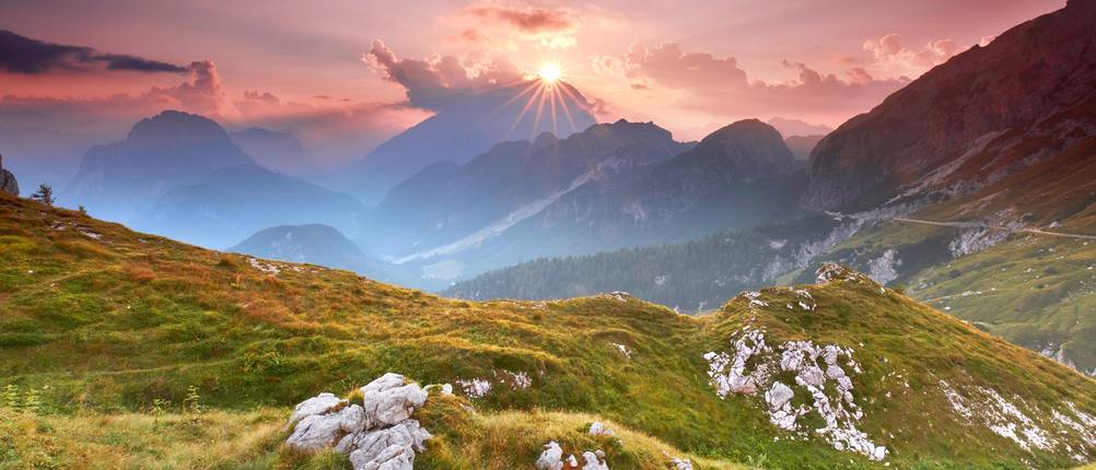Sonnenuntergang in den Julischen Alpen mit Blick auf die Mangart-Straße.